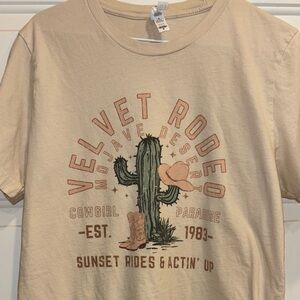 Velvet Rodeo Cowgirl Western Cactus Beige Graphic T-Shirt Medium
